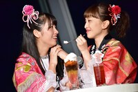 佐々木彩夏（右）にパフェを食べさせる百田夏菜子（右）。