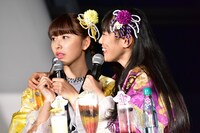 百田夏菜子と佐々木彩夏がいちゃつく様子を見つめる玉井詩織（左）と高城れに（右）。