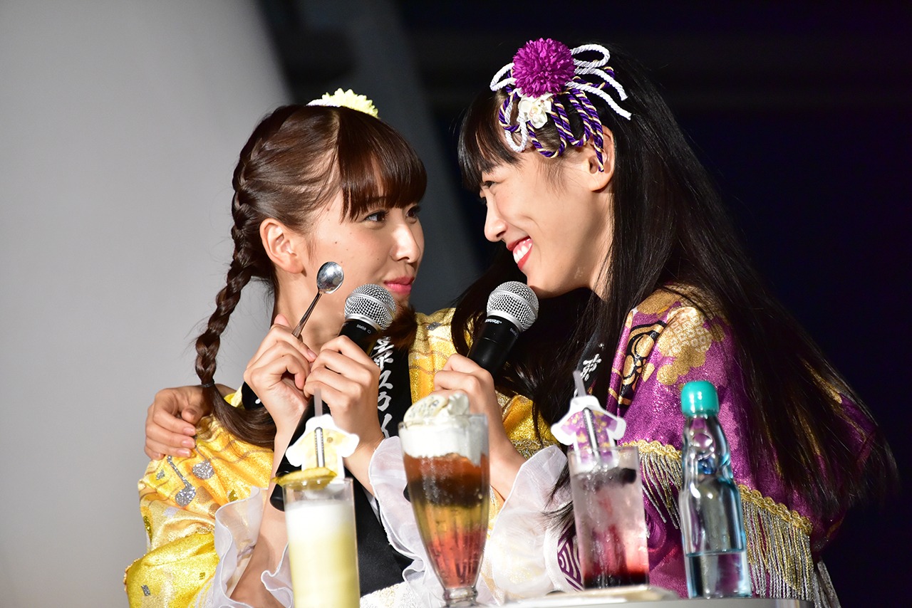 玉井詩織（左）の「夜景きれいだね」という言葉に「詩織のほうがきれいだよ」と返す高城れに（右）。