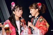 百田夏菜子（右）のコラボドリンクを勝手に飲む佐々木彩夏（左）。