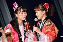 百田夏菜子（右）のコラボドリンクを勝手に飲む佐々木彩夏（左）。