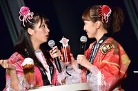 百田夏菜子（右）のコラボドリンクを飲み、そのおいしさに驚く佐々木彩夏（左）。