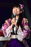 自身のコラボメニューを飲んで「表情だけで感想を表現して！」と振られるも、思わず「あー！」と声を漏らす高城れに。