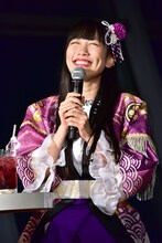 自身のコラボメニューを飲んで「表情だけで感想を表現して！」と振られるも、思わず「あー！」と声を漏らす高城れに。