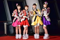 Zポーズを決めるももいろクローバーZ。