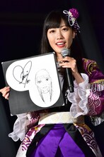 自身の自画像を持つ高城れに。