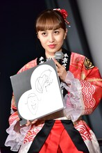 自身の自画像を持つ百田夏菜子。