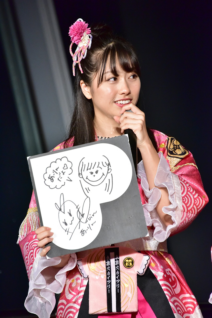 自身の自画像を持つ佐々木彩夏。