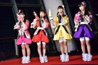 オリジナルグッズ「ソラクロ祭 ソフトトイタワー」を持つももいろクローバーZ。