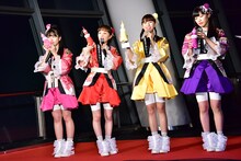 オリジナルグッズ「ソラクロ祭 ソフトトイタワー」を持つももいろクローバーZ。