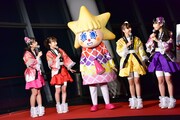 ももいろクローバーZと東京・東京スカイツリーの公式キャラクター「ソラカラちゃん」。