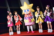 ももいろクローバーZと東京・東京スカイツリーの公式キャラクター「ソラカラちゃん」。