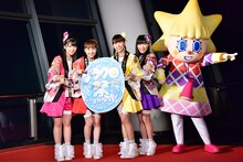 ももいろクローバーZと東京・東京スカイツリーの公式キャラクター「ソラカラちゃん」。