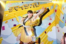 ももいろクローバーZの装飾が施された東京・東京スカイツリーの天望シャトル。