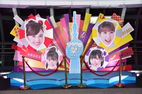 東京・東京スカイツリーの天望回廊で展示されているももいろクローバーZの顔型パネル。