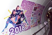 東京・東京スカイツリーの天望回廊で展示されているももいろクローバーZ「10th Anniversary ノンストップメドレー（ヒストリー展示編）」。