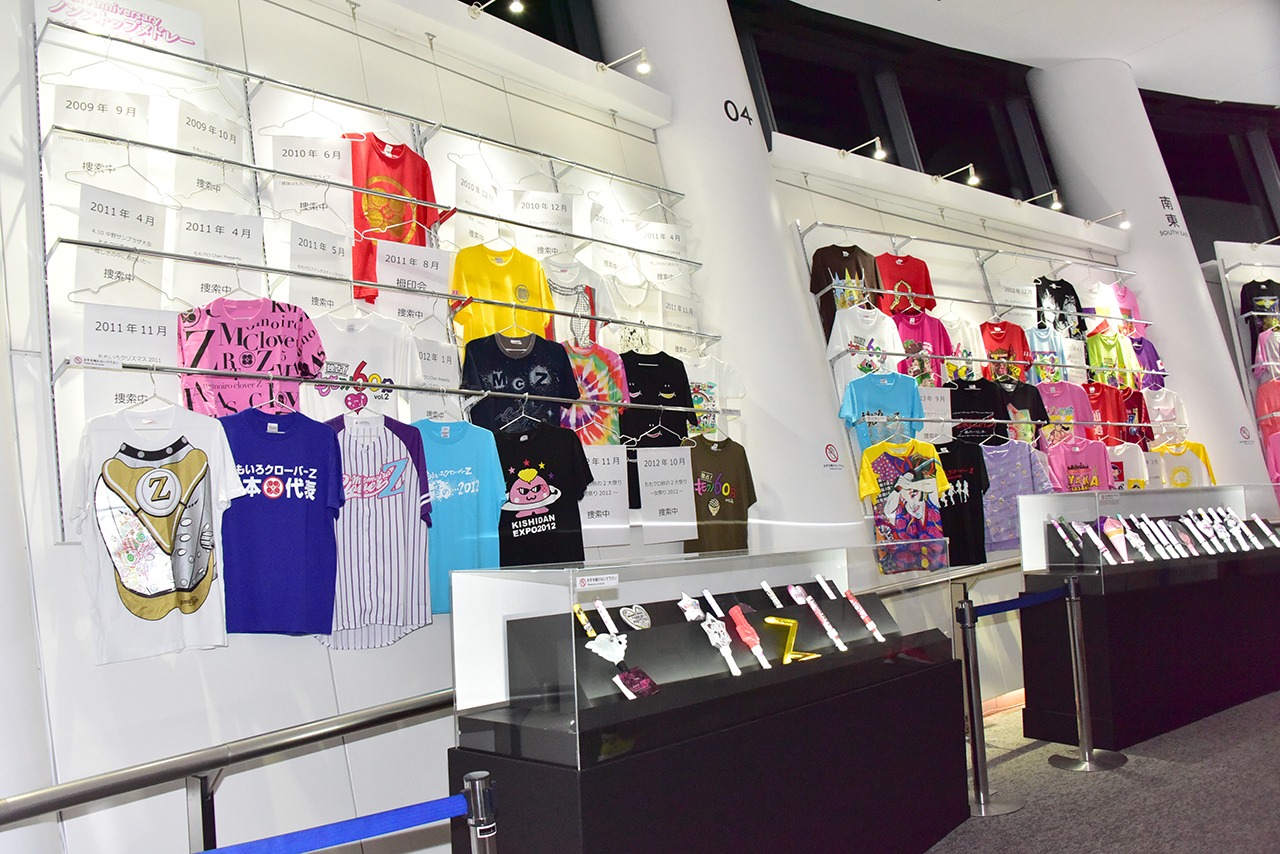 東京・東京スカイツリーの天望回廊で展示されているももいろクローバーZ「10th Anniversary ノンストップメドレー（グッズ/衣装編）」。