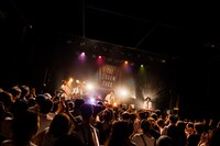 「THE CHARM PARK WONDERLAND TOUR」東京公演の様子。（撮影：勝永裕介）