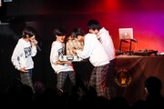 札束の入ったアタッシュケースを抱えるMAGiC BOYZ。（撮影：笹森健一、小坂茂雄）
