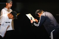 卒業証書を受け取るマヒロ。（撮影：笹森健一、小坂茂雄）