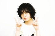 人気画像2位は「寝起きの長濱ねる、男パジャマでいちごミルク食べる『KEYAKI』掲載カット先行公開」より、平手友梨奈のダブルピース。