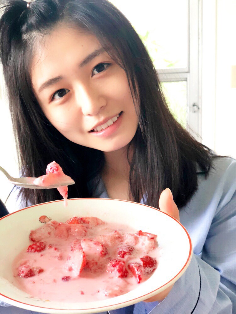 人気画像3位は「寝起きの長濱ねる、男パジャマでいちごミルク食べる『KEYAKI』掲載カット先行公開」より、いちごミルクを食べる長濱ねる。