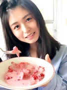 人気画像3位は「寝起きの長濱ねる、男パジャマでいちごミルク食べる『KEYAKI』掲載カット先行公開」より、いちごミルクを食べる長濱ねる。
