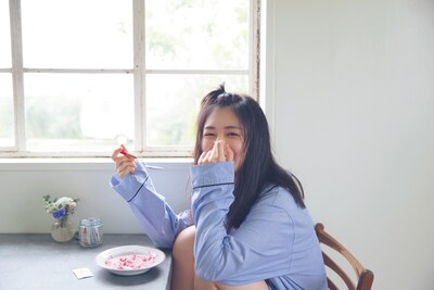 人気画像1位は「寝起きの長濱ねる、男パジャマでいちごミルク食べる『KEYAKI』掲載カット先行公開」より、「KEYAKI ～2018 SummerツアーメモリアルBOOK～」に掲載される長濱ねるのソロカット。