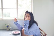 人気画像1位は「寝起きの長濱ねる、男パジャマでいちごミルク食べる『KEYAKI』掲載カット先行公開」より、「KEYAKI ~2018 SummerツアーメモリアルBOOK~」に掲載される長濱ねるのソロカット。