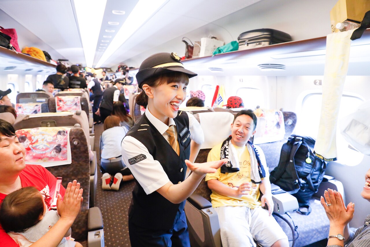 車掌の衣装でももクロ新幹線の車内を回る百田夏菜子。（撮影：笹森健一）