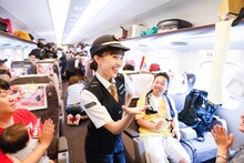 車掌の衣装でももクロ新幹線の車内を回る百田夏菜子。（撮影：笹森健一）