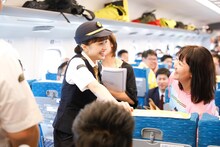 車掌の衣装でももクロ新幹線の車内を回る百田夏菜子。（撮影：笹森健一）