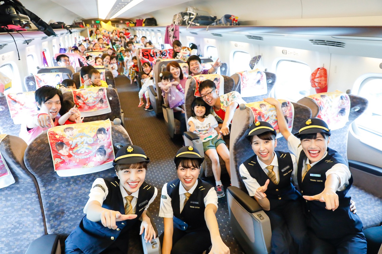 ももクロ新幹線車内の様子。（撮影：笹森健一）