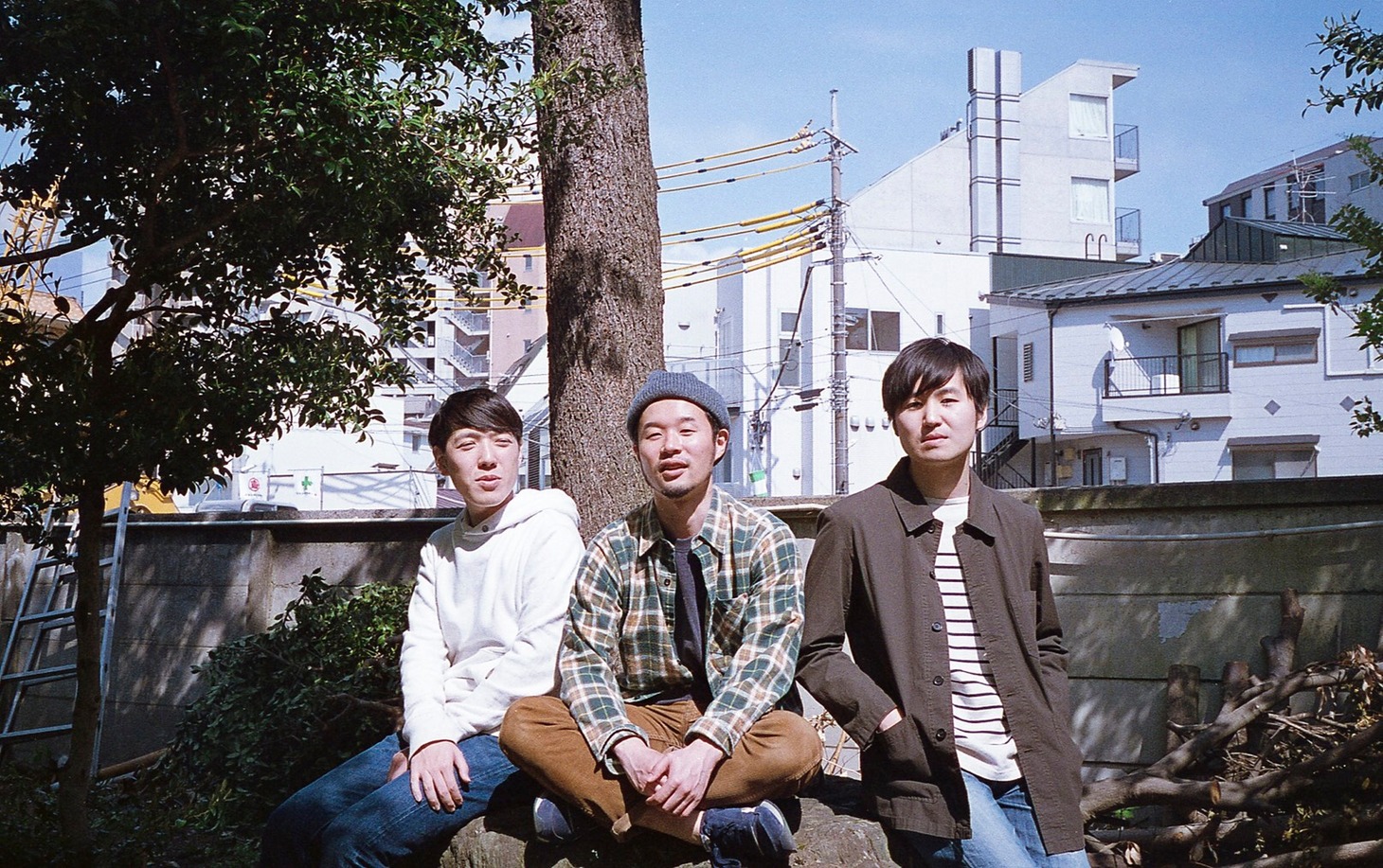 Hello Hawk。左端が岡田航（Dr, Vo）。