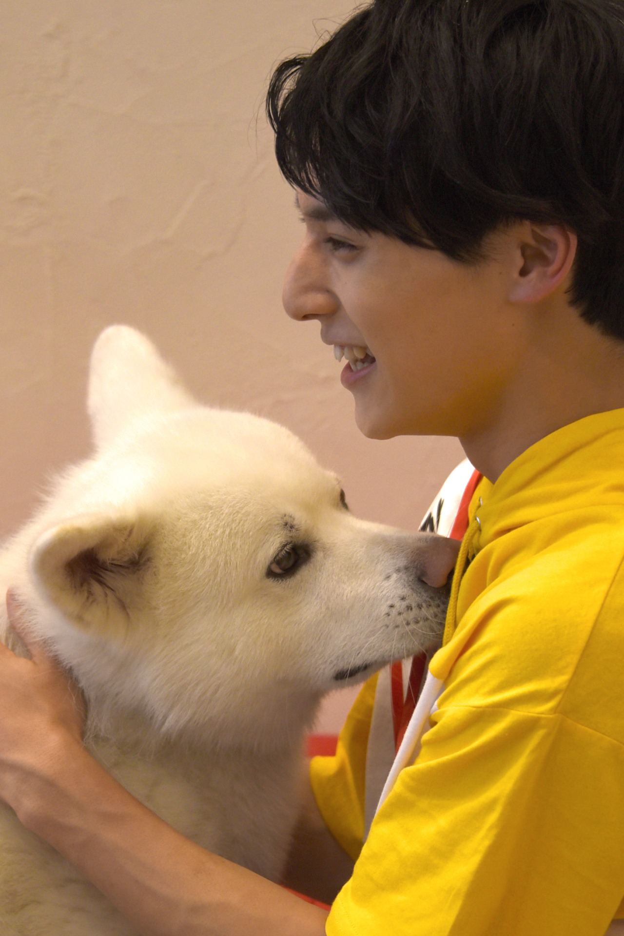秋田犬とユースケ（超特急）。