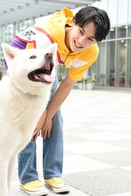 秋田犬とユースケ（超特急）。