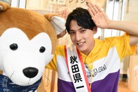 大きな秋田犬とユースケ（超特急）。