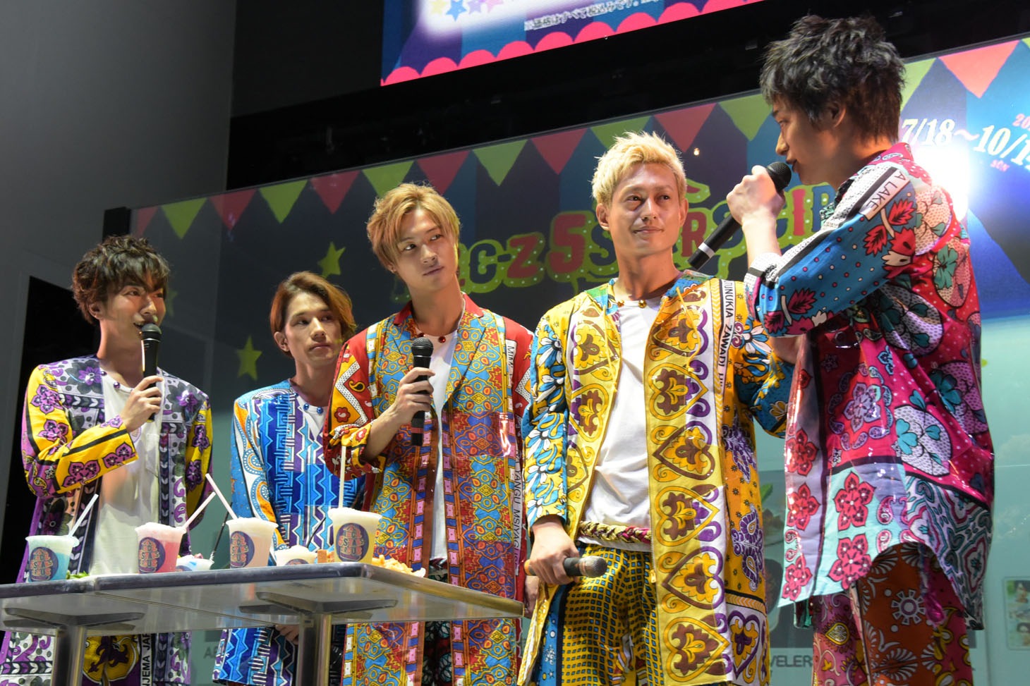 左から河合郁人、五関晃一、橋本良亮、塚田僚一、戸塚祥太。
