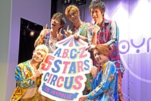 左から塚田僚一、河合郁人、橋本良亮、戸塚祥太、五関晃一。