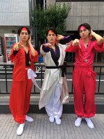 竹の子族に扮した（左から）タクヤ、ユースケ、タカシ。(c)日本テレビ