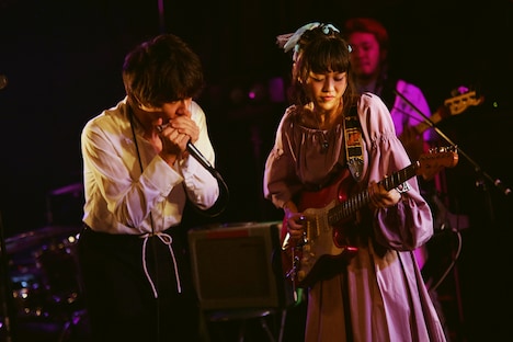 左からオカモトショウ（OKAMOTO'S）、Rei。