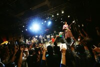 「BLACK BANANA」を披露するReiとオカモトショウ（OKAMOTO'S）。