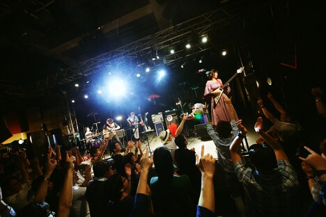 「BLACK BANANA」を披露するReiとオカモトショウ（OKAMOTO'S）。