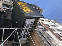 7月15日にライブが行われたシアトル Moore Theatreの会場前。（写真提供：バッド・ミュージック）