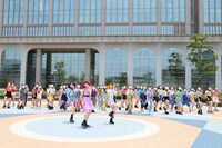 OH MY GIRL BANHANA「バナナが食べれないサル」ミュージックビデオのワンシーン。