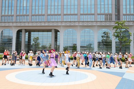 OH MY GIRL BANHANA「バナナが食べれないサル」ミュージックビデオのワンシーン。