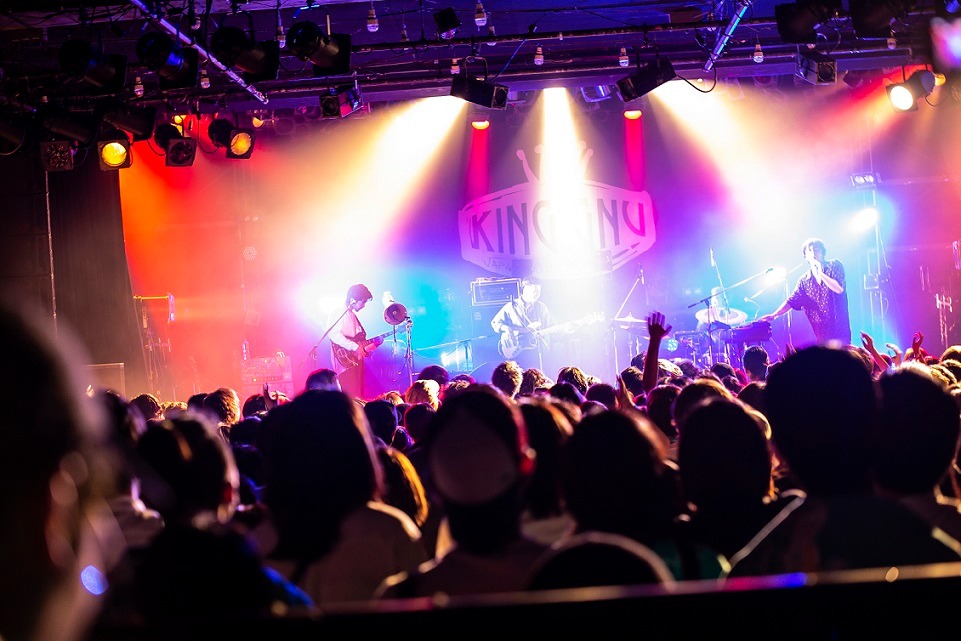 「King Gnu One-Man Live 2018 "Flash!!!"」の様子。（Photo by Ito Kosuke）