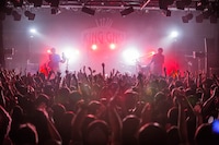 「King Gnu One-Man Live 2018 "Flash!!!"」の様子。（Photo by Ito Kosuke）