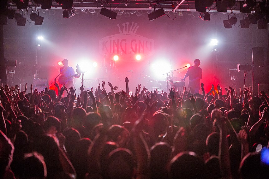 「King Gnu One-Man Live 2018 "Flash!!!"」の様子。（Photo by Ito Kosuke）