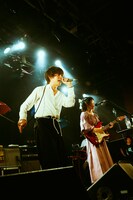 左からオカモトショウ（OKAMOTO'S）、Rei。